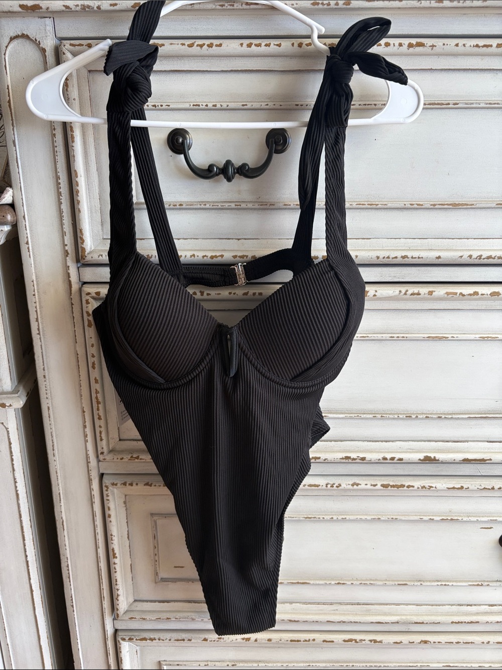 Cupshe Black Ribbed Underwire One-Piece Swimsuit with Tie Straps